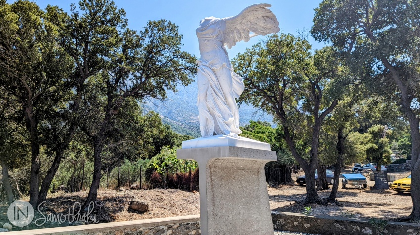 Statuia originală a lui Niki se află la Muzeul Luvru. Ceea ce vezi astăzi în fața Muzeului de Arheologie din Samothraki este o copie.