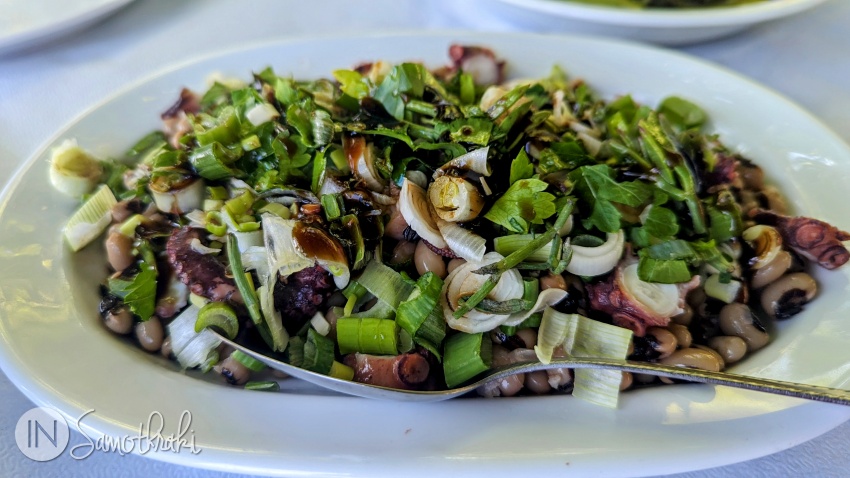 Salată de caracatiță cu fasole și ceapă verde