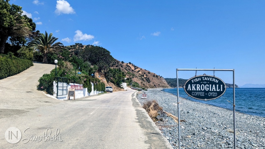 Taverna Akrogiali se află în Lakkoma, pe țărmul mării.