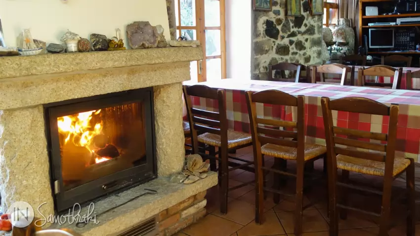 Dacă ajungi &icirc;n lunile t&acirc;rzii de toamnă, iarna sau primăvara devreme (da, insula este frumoasă &icirc;n orice anotimp), să știi că Taverna O Vrachos este deschisă!