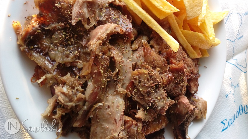 Delicioasa carne de capră la proțap poate fi motivul unei vizite în satul Profitis Ilias.