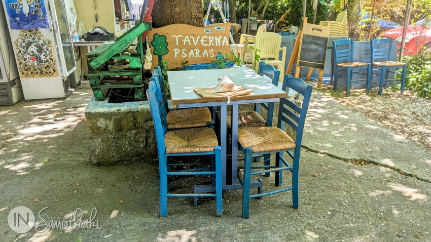 În curtea Tavernei O Psaras