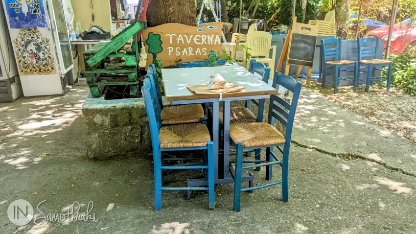 &Icirc;n curtea Tavernei O Psaras