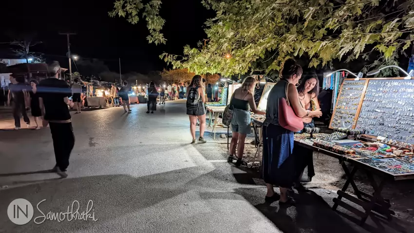 Pe ambele părți ale drumului se &icirc;nșiră tarabe cu tot felul de produse.