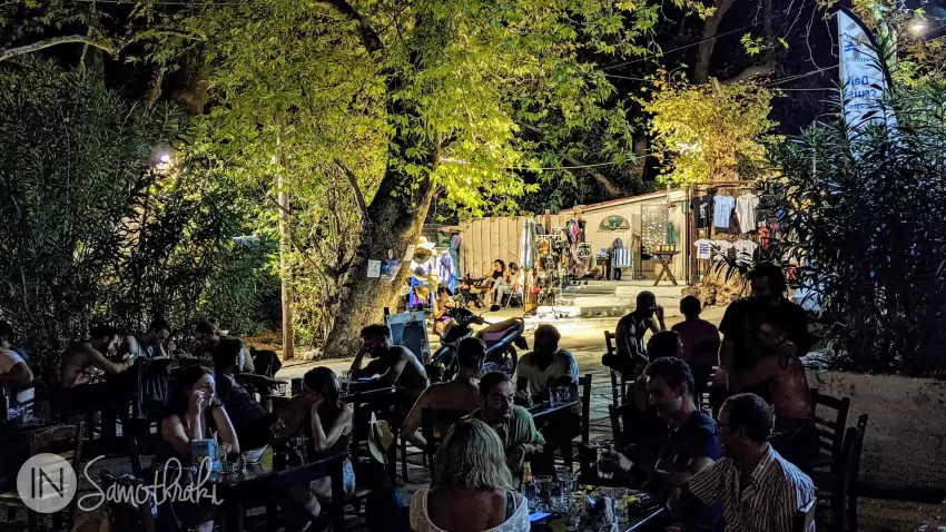 &Icirc;n serile de vară, Therma este plină de oameni.