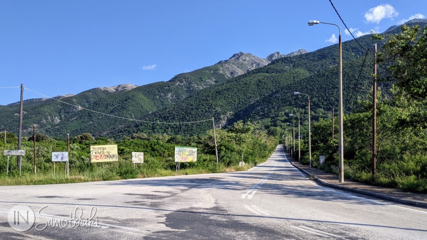 La capătul acestui drum, înconjurată de vegetație, se află Therma.