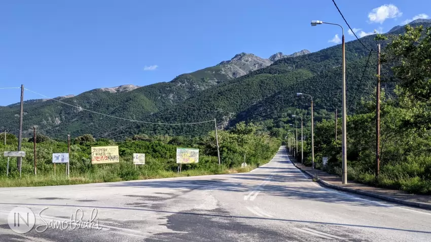 La capătul acestui drum, &icirc;nconjurată de vegetație, se află Therma.