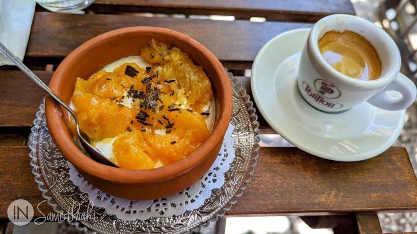 Cheesecake cu piersici, alături de un espresso