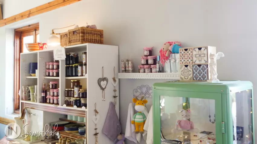 Jucării croșetate, lichioruri și dulcețuri locale
