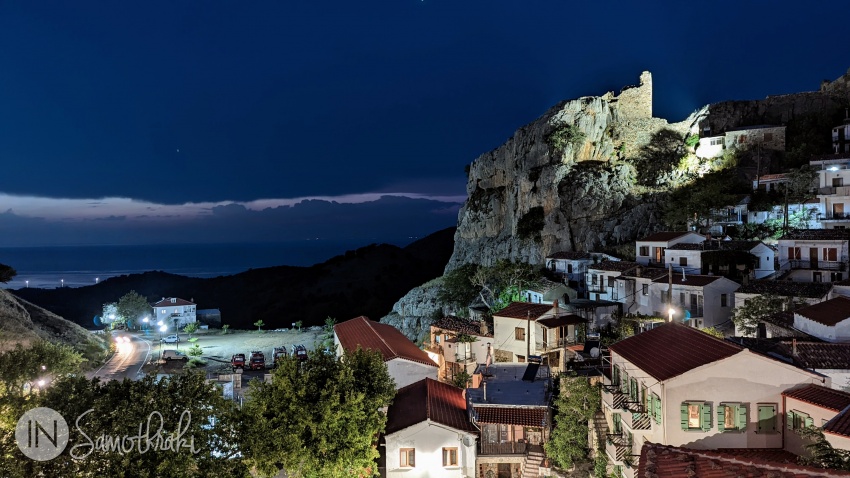 Vederea de pe balconul cafenelei după lăsarea întunericului