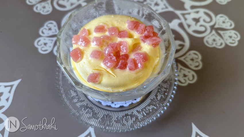 Înghețată cu rahat (loukoumi) de trandafiri la cafeneaua Trapeza în Chora