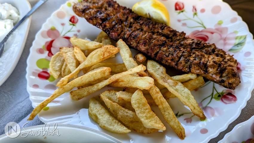 Cârnat tradițional din Evros la taverna Varades