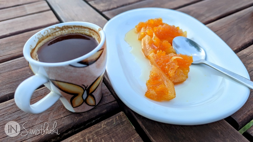 Desert din partea casei (dulceață de portocale) la taverna Vasilikos