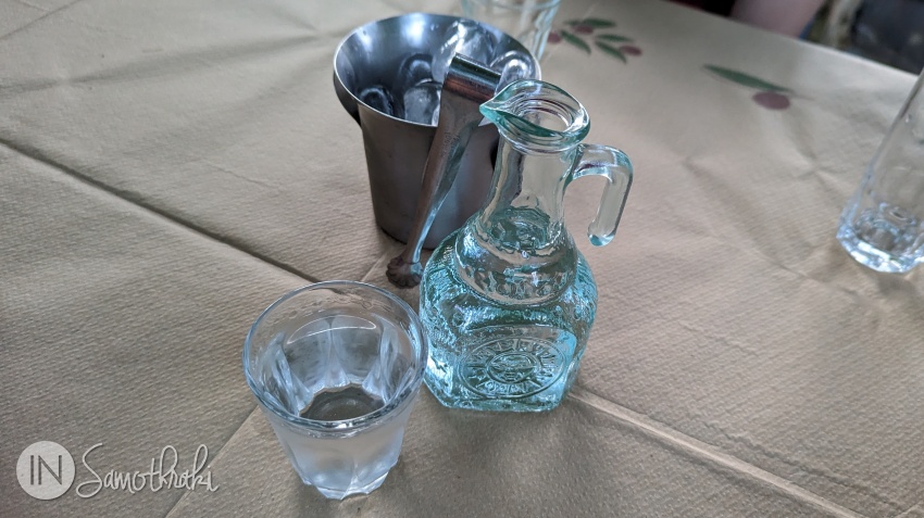 Carafă cu tsipouro la taverna O Psaras