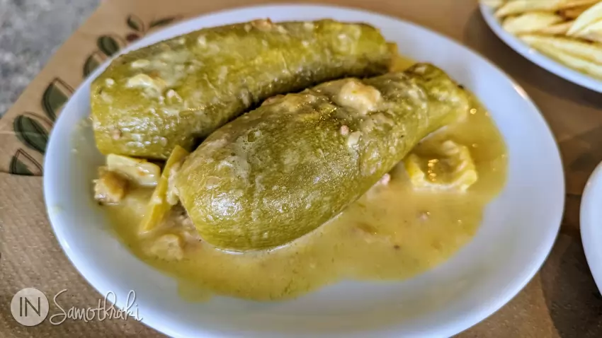 Dovlecei umpluți, cu sos de ou și lămâie (