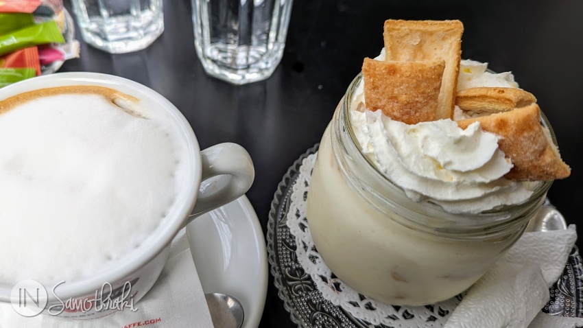 Millefeuille la borcan la cafeneaua Stathmos