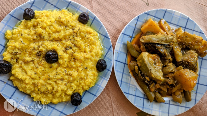 Fava și mâncare de legume la taverna O Chondros din Chora