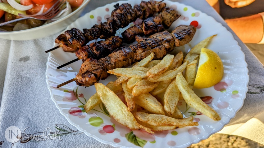 Souvlaki de porc la taverna de la Camping Varades