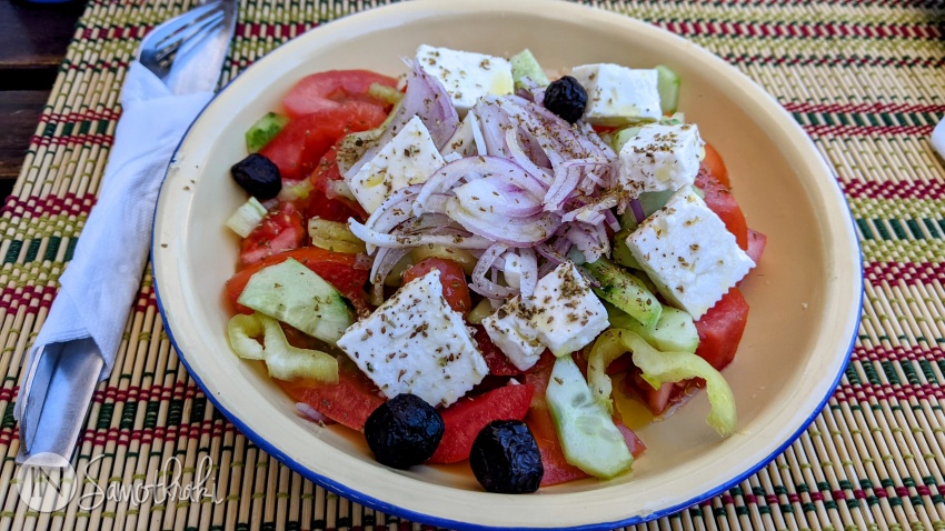 Salată grecească la cafeneaua Trapeza din Chora
