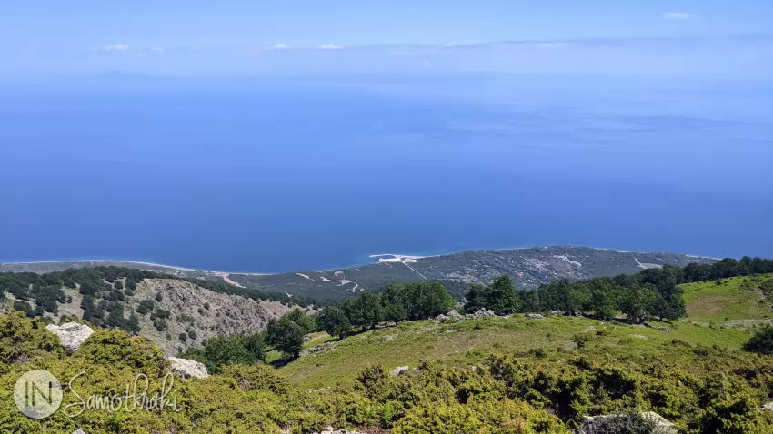 În jos se văd portul și plaja Therma.