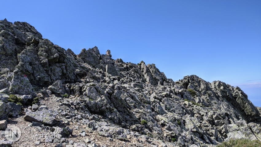 Primul dintre cele trei vârfuri are altitudinea de 1584 m.