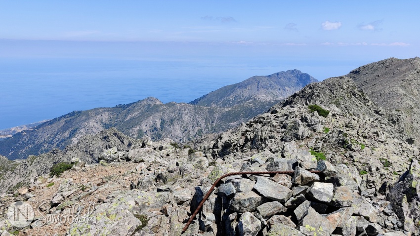 Pe vârful Fengari nu există nicio bornă.