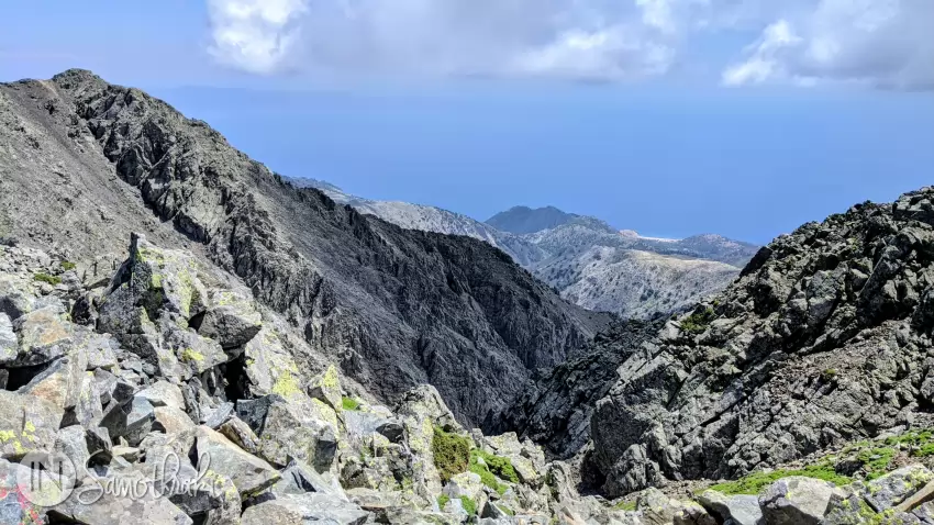Vederea către sud-estul insulei Samothraki, cu plaja Pachia Ammos