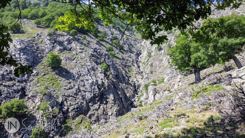 Spre stânga se vede canionul râului Tsivdogiannis.