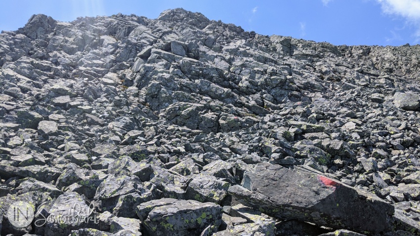 Pe la 1300 m, terenul devine stâncos.