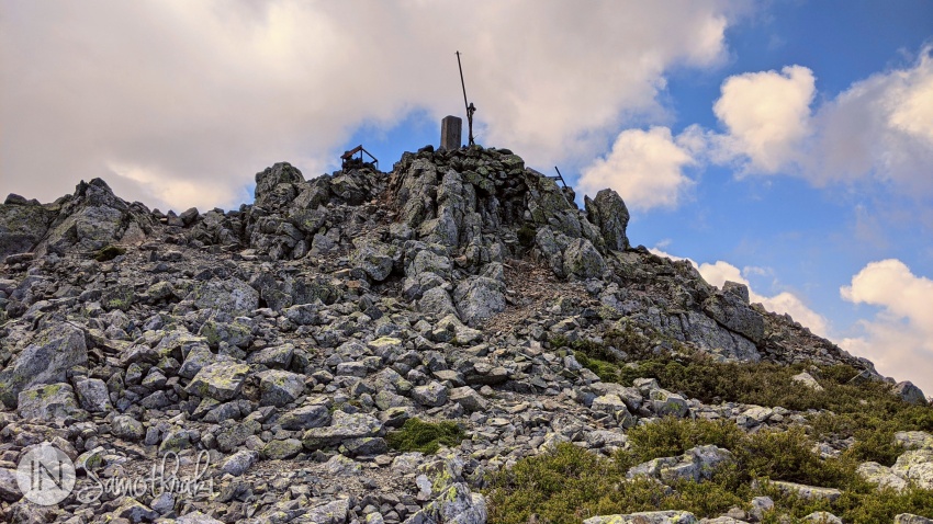 Cel de-al doilea vârf este adesea confundat cu cel mai înalt vârf al insulei.