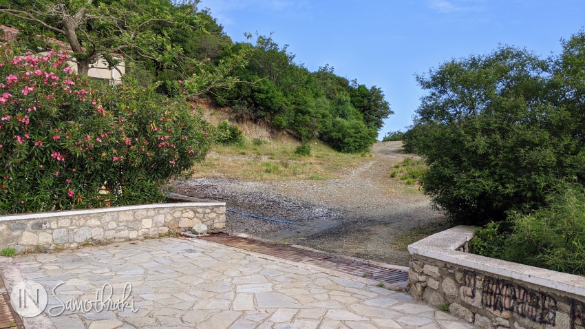 Pentru a ajunge pe traseul spre Fengari, urmează drumul de pământ din dreapta Băilor Termale.