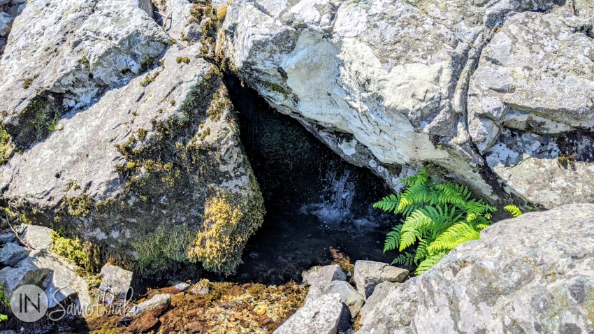 Izvorul Kalamithria este ascuns între stânci și uneori poate să aibă debit scăzut.