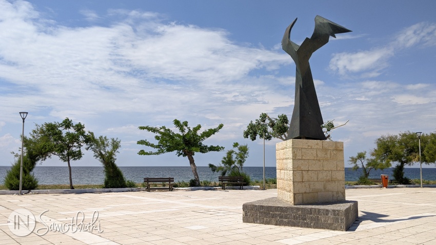 Monumentul modern al lui Nike, aflat în Kamariotissa, lângă mare