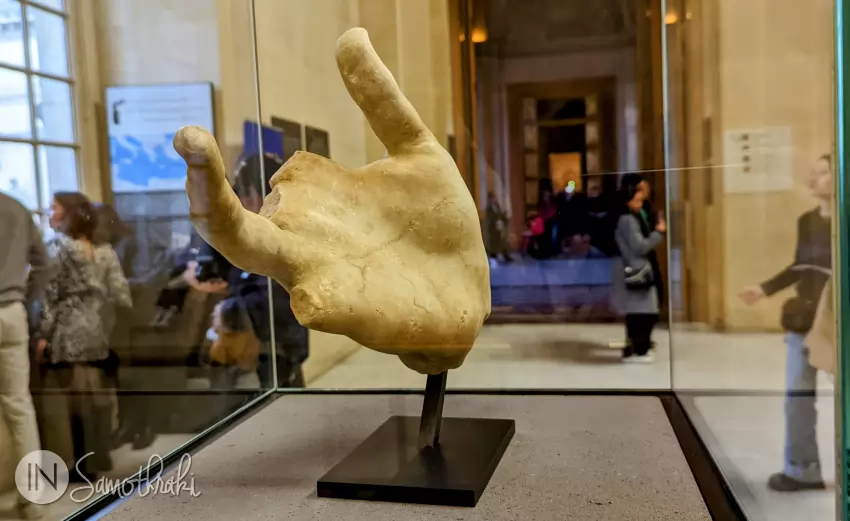 Palma dreaptă a lui Niki din Samothraki, la Muzeul Luvru